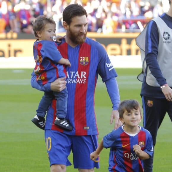 Lionel Messi a été rejoint par ses fils Thiago (4 ans) et Mateo (1 an) lors du match FC Barcelone - Villarreal au Camp Nou à Barcelone le 6 mai 2017.