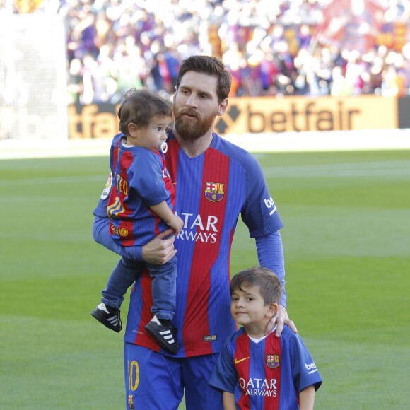 Lionel Messi a été rejoint par ses fils Thiago (4 ans) et Mateo (1 an) lors du match FC Barcelone - Villarreal au Camp Nou à Barcelone le 6 mai 2017.