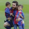 Lionel Messi a été rejoint par ses fils Thiago (4 ans) et Mateo (1 an) lors du match FC Barcelone - Villarreal au Camp Nou à Barcelone le 6 mai 2017.