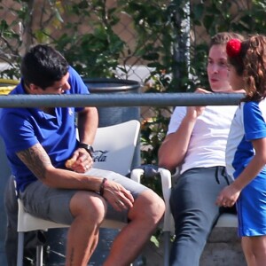 Exclusif - Lionel Messi avec sa femme Antonella Roccuzzo et leur fils Mateo, Luis Suarez avec sa femme Sofia Balbi et leur fille Delfina à l'école de football de Barcelone en Espagne le 8 mai 2017.