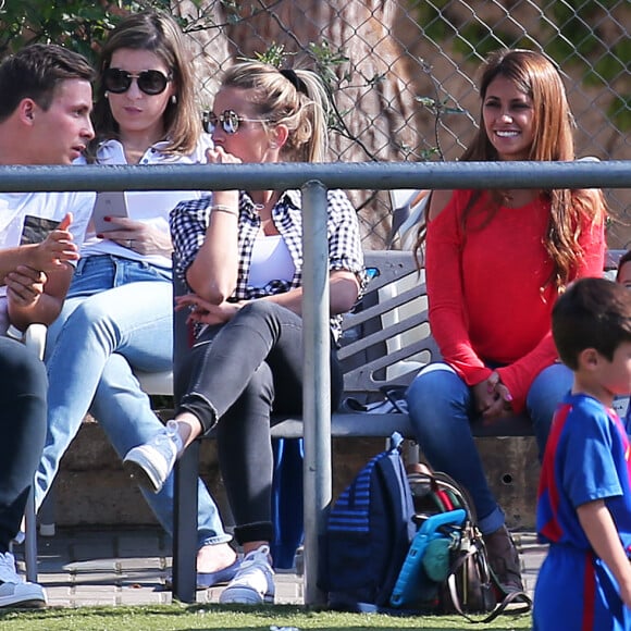 Exclusif - Lionel Messi avec sa femme Antonella Roccuzzo et leur fils Mateo, Luis Suarez avec sa femme Sofia Balbi et leur fille Delfina à l'école de football de Barcelone en Espagne le 8 mai 2017.