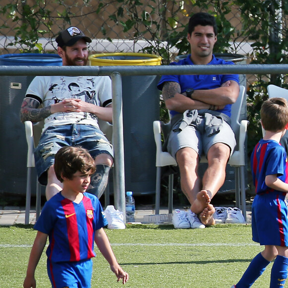 Exclusif - Lionel Messi avec sa femme Antonella Roccuzzo et leur fils Mateo, Luis Suarez avec sa femme Sofia Balbi et leur fille Delfina à l'école de football de Barcelone en Espagne le 8 mai 2017.
