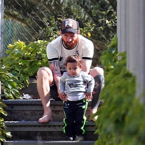 Exclusif - Lionel Messi avec sa femme Antonella Roccuzzo et leur fils Mateo, Luis Suarez avec sa femme Sofia Balbi et leur fille Delfina à l'école de football de Barcelone en Espagne le 8 mai 2017.