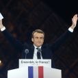 Le président-élu, Emmanuel Macron, prononce son discours devant la pyramide au musée du Louvre à Paris, après sa victoire lors du deuxième tour de l'élection présidentielle. Le 7 mai 2017.