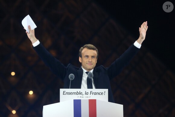 Le président-élu, Emmanuel Macron, prononce son discours devant la pyramide au musée du Louvre à Paris, après sa victoire lors du deuxième tour de l'élection présidentielle. Le 7 mai 2017.