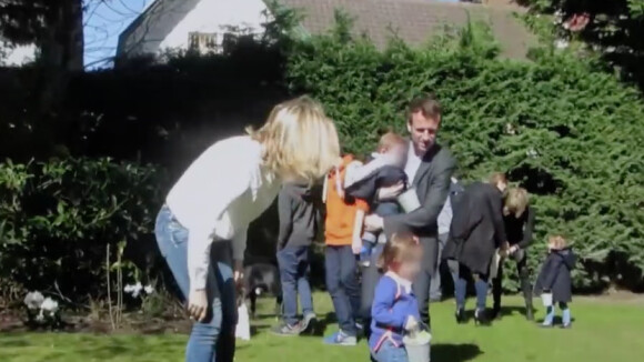 Emmanuel Macron en avril 2016 avec sa femme Brigitte à la chasse aux oeufs de Pâques en famille dans le jardin de sa maison au Touquet. Extrait du documentaire de France 3 Ainsi soit Macron, diffusé le 8 mai 2017.
