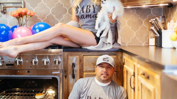 Jason Aldean : Drôle de photo pour annoncer la grossesse de sa femme Brittany...
