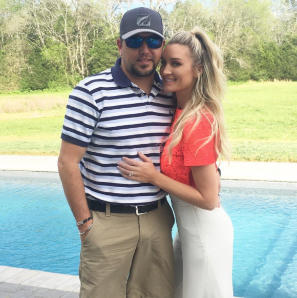 Jason Aldean et sa femme Britanny (Kerr), ici lors de Pâques 2017, ont annoncé le 9 mai 2017 sur Instagram qu'ils attendent leur premier enfant. Photo Instagram 2017.