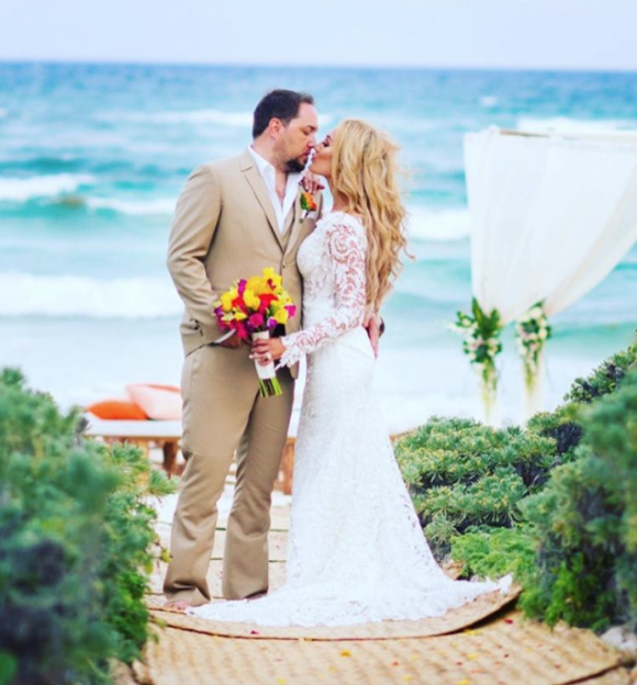 Jason Aldean et sa femme Britanny (Kerr) ont annoncé le 9 mai 2017 sur Instagram qu'ils attendent leur premier enfant. Photo publiée sur Instagram en mars 2017 pour leur 2e anniversaire de mariage.