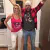 Jason Aldean et sa femme Britanny (Kerr) ont annoncé le 9 mai 2017 sur Instagram qu'ils attendent leur premier enfant. Photo Instagram 6 février 2017, à l'occasion du Super Bowl et de la victoire des Falcons d'Atlanta.