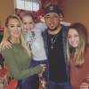 Jason Aldean et sa femme Britanny (Kerr) ont annoncé le 9 mai 2017 sur Instagram qu'ils attendent leur premier enfant. Photo publiée sur Instagram le 24 décembre 2016 pour Noël avec les deux filles issues du précédent mariage du chanteur, Keeley et Kendyl.