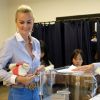 Exclusif -  Laeticia Hallyday et sa fille Joy au bureau de vote de Los Angeles pour les élections présidentielles françaises de 2017. Le 6 mai 2017 © Chris Delmas / Bestimage