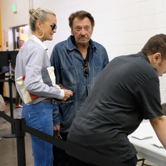 Exclusif - Johnny Hallyday, sa femme Laeticia au bureau de vote de Los Angeles pour les élections présidentielles françaises de 2017. Le 6 mai 2017 © Chris Delmas / Bestimage