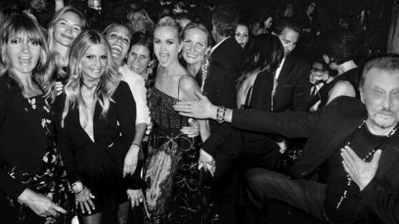 Johnny Hallyday : En grande forme avec ses "girls" avant le retour sur scène