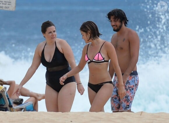 Exclusif - Lucy Hale et son petit ami Anthony Kalabretta en vacances avec des amis à Hawaii, le 4 juillet 2015.