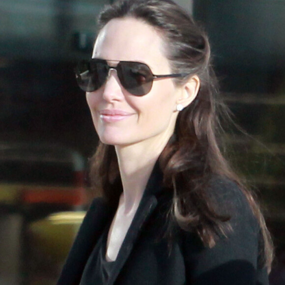 Angelina Jolie et sa fille Shiloh, escortées par un garde du corps, vont faire des courses au supermarché puis passent acheter une guitare pour Shiloh chez Guitar Center. Los Angeles, le 24 avril 2017.