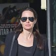 Angelina Jolie et sa fille Shiloh, escortées par un garde du corps, vont faire des courses au supermarché puis passent acheter une guitare pour Shiloh chez Guitar Center. Los Angeles, le 24 avril 2017.