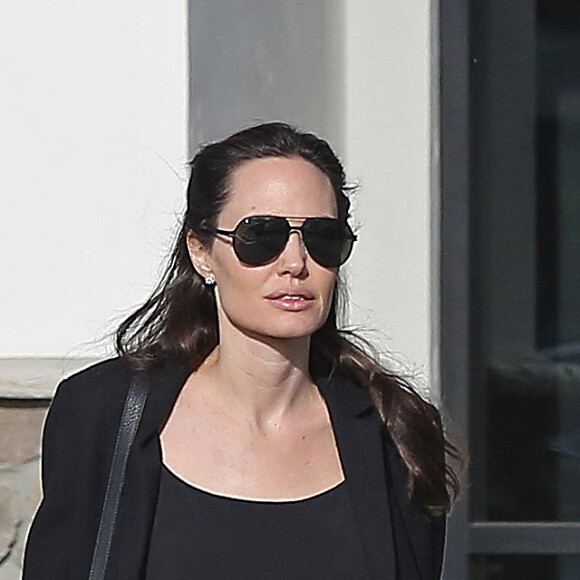 Angelina Jolie et sa fille Shiloh, escortées par un garde du corps, vont faire des courses au supermarché puis passent acheter une guitare pour Shiloh chez Guitar Center. Los Angeles, le 24 avril 2017.