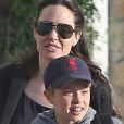 Angelina Jolie et sa fille Shiloh, escortées par un garde du corps, vont faire des courses au supermarché puis passent acheter une guitare pour Shiloh chez Guitar Center. Los Angeles, le 24 avril 2017.