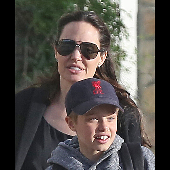 Angelina Jolie et sa fille Shiloh, escortées par un garde du corps, vont faire des courses au supermarché puis passent acheter une guitare pour Shiloh chez Guitar Center. Los Angeles, le 24 avril 2017.