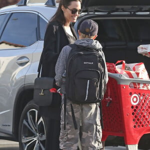 Angelina Jolie et sa fille Shiloh, escortées par un garde du corps, vont faire des courses au supermarché puis passent acheter une guitare pour Shiloh chez Guitar Center. Los Angeles, le 24 avril 2017.