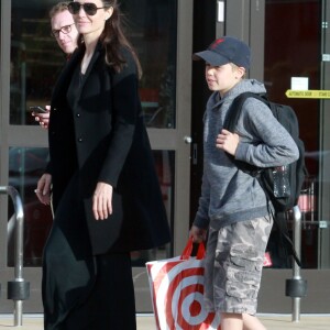 Angelina Jolie et sa fille Shiloh, escortées par un garde du corps, vont faire des courses au supermarché puis passent acheter une guitare pour Shiloh chez Guitar Center. Los Angeles, le 24 avril 2017.