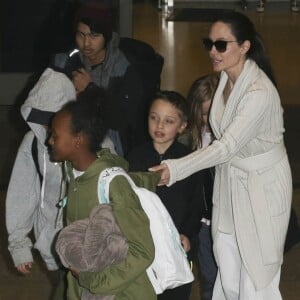 Angelina Jolie arrive avec ses enfants Maddox, Zahara, Shiloh, Vivienne, Knox et Pax Jolie-Pitt à l'aéroport de LAX à Los Angeles, le 17 mars 2017