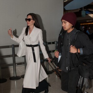 Angelina Jolie et ses enfants, Shiloh Jolie-Pitt, Maddox Jolie-Pitt, Pax Jolie-Pitt, Zahara Jolie-Pitt, Vivienne Jolie-Pitt et Knox Jolie-Pitt arrivent à l'aéroport LAX de Los Angeles, Calirfornie, Etats-Unis, le 11 mars 2017