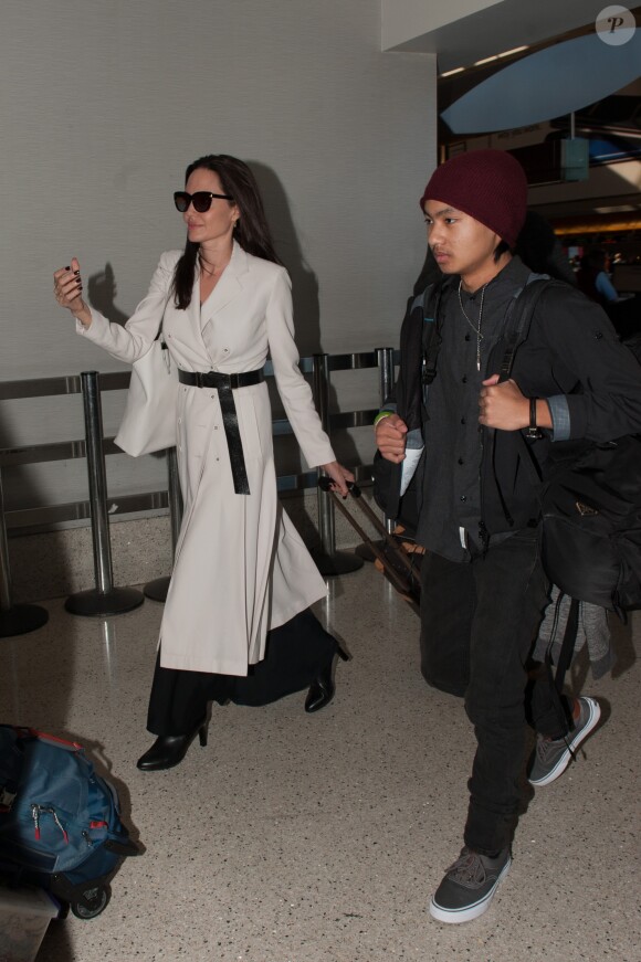 Angelina Jolie et ses enfants, Shiloh Jolie-Pitt, Maddox Jolie-Pitt, Pax Jolie-Pitt, Zahara Jolie-Pitt, Vivienne Jolie-Pitt et Knox Jolie-Pitt arrivent à l'aéroport LAX de Los Angeles, Calirfornie, Etats-Unis, le 11 mars 2017