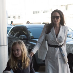 Angelina Jolie et ses enfants, Shiloh Jolie-Pitt, Maddox Jolie-Pitt, Pax Jolie-Pitt, Zahara Jolie-Pitt, Vivienne Jolie-Pitt et Knox Jolie-Pitt arrivent à l'aéroport LAX de Los Angeles, Calirfornie, Etats-Unis, le 11 mars 2017