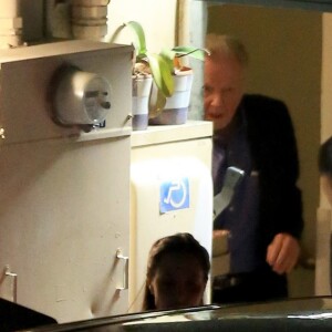Exclusif - Angelina Jolie est allée diner avec ses enfants Pax, Zahara, Vivienne et Knox et son père Jon Voight à Beverly Hills. Angelina Jolie a vécu une enfance très particulière. Douloureuse et majoritairement passée au côté de sa mère actrice. À l'opposé, un père absent, séparé de la comédienne franco-canadienne en 1978 alors qu'Angie n'est âgée que de 3 ans à peine. Il semble que Angie ait pardonné son père et décidé de renouer des liens. Le 15 mai 2017