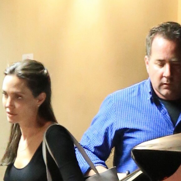 Exclusif - Angelina Jolie est allée diner avec ses enfants Pax, Zahara, Vivienne et Knox et son père Jon Voight à Beverly Hills. Angelina Jolie a vécu une enfance très particulière. Douloureuse et majoritairement passée au côté de sa mère actrice. À l'opposé, un père absent, séparé de la comédienne franco-canadienne en 1978 alors qu'Angie n'est âgée que de 3 ans à peine. Il semble que Angie ait pardonné son père et décidé de renouer des liens. Le 15 mai 2017