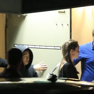 Exclusif - Angelina Jolie est allée diner avec ses enfants Pax, Zahara, Vivienne et Knox et son père Jon Voight à Beverly Hills. Angelina Jolie a vécu une enfance très particulière. Douloureuse et majoritairement passée au côté de sa mère actrice. À l'opposé, un père absent, séparé de la comédienne franco-canadienne en 1978 alors qu'Angie n'est âgée que de 3 ans à peine. Il semble que Angie ait pardonné son père et décidé de renouer des liens. Le 15 mai 2017