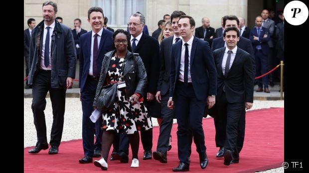 Toute l&#039;équipe d&#039;Emmanuel Macron arrive à l&#039;Elysée pour son investiture, dont sa conseillère Sibeth Ndiaye, chaussée de baskets. Paris, le 14 mai 2017.