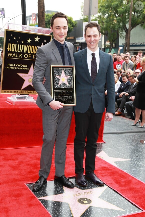 Jim Parsons, Todd Spiewak - Jim Parsons laisse ses empreintes dans le ciment hollywoodien au TCL Chinese Theater à Hollywood, le 10 mars 2015