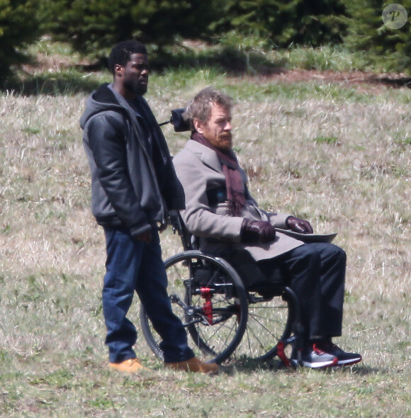 Bryan Cranston et Kevin Hart sur le tournage d'une scène de "The Untouchables", le remake américain de Intouchables à Hawk Mountains en Pennsylvanie le 3 avril 2017.