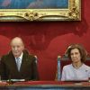 Le roi Juan Carlos, la reine Sofia - Le roi Juan Carlos décore sa soeur l'infante Margarita de la médaille d'or de l'Académie royale de médecine à Madrid en Espagne le 8 mai 2017.  King Juan Carlos sister Infanta Margarita receives the Golden Medal of The Royal Academy of Medicine in Madrid, Spain on May 8, 201708/05/2017 - Madrid