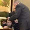 Le roi Juan Carlos décore sa soeur l'infante Margarita de Bourbon de la médaille d'or de l'Académie royale de médecine à Madrid en Espagne le 8 mai 2017.