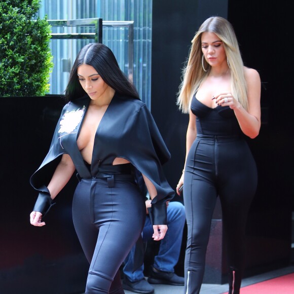 Kim et Khloé Kardashian se rendent au Rockefeller Center à New York, le 15 mai 2017.