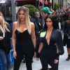 Khloé et Kim Kardashian arrivent au Radio City Hall, au Rockefeller Center à New York, le 15 mai 2017.