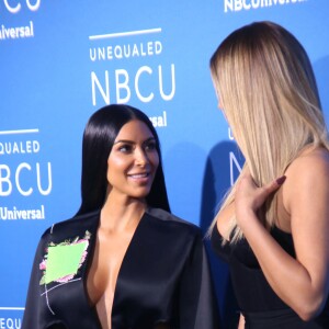 Khloé et Kim Kardashian assistent à l'UpFront du groupe NBCUniversal au Radio City Music Hall. New York, le 15 mai 2017.