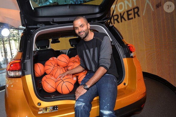 Tony Parker en séance de dédicace à l'Atelier Renault à Paris, France, le 13 septembre 2016. © Veeren/Bestimage.