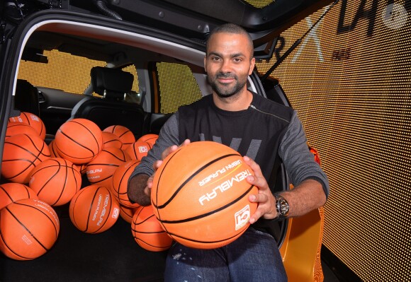 Tony Parker en séance de dédicace à l'Atelier Renault à Paris, France, le 13 septembre 2016. © Veeren/Bestimage.