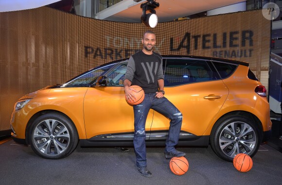 Tony Parker en séance de dédicace à l'Atelier Renault à Paris, France, le 13 septembre 2016. © Veeren/Bestimage.