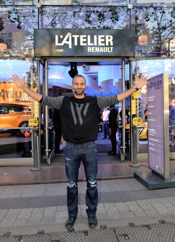 Tony Parker en séance de dédicace à l'Atelier Renault à Paris, France, le 13 septembre 2016. © Veeren/Bestimage.