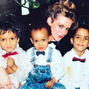 Tony Parker célèbre la fête des mères en publiant une photo de sa maman Pamela Firestone entourée de ses trois enfants (Térence-Jonathan, Tony et Pierre Parker). Photo postée sur Instagram le 14 mai 2017.