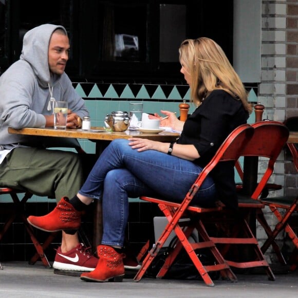 Exclusif - Jesse Williams est allé déjeuner au restaurant Little Doms avec une mystérieuse inconnue à Los Feliz, le 15 mai 2017