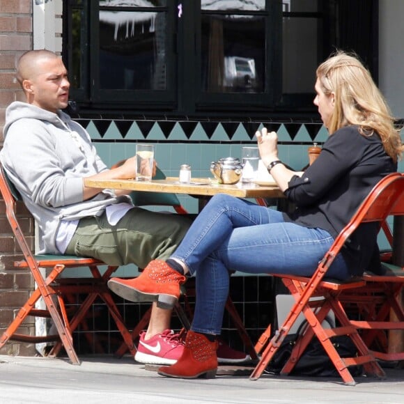 Exclusif - Jesse Williams est allé déjeuner au restaurant Little Doms avec une mystérieuse inconnue à Los Feliz, le 15 mai 2017