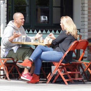 Exclusif - Jesse Williams est allé déjeuner au restaurant Little Doms avec une mystérieuse inconnue à Los Feliz, le 15 mai 2017