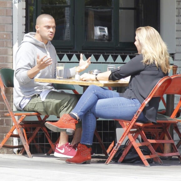 Exclusif - Jesse Williams est allé déjeuner au restaurant Little Doms avec une mystérieuse inconnue à Los Feliz, le 15 mai 2017